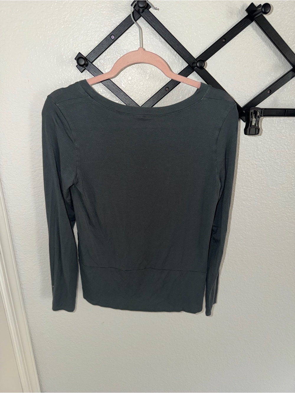 Beyond Yoga Long Sleeve Crewneck Top Women’s Small Black Made in USA - Picture 4 of 4